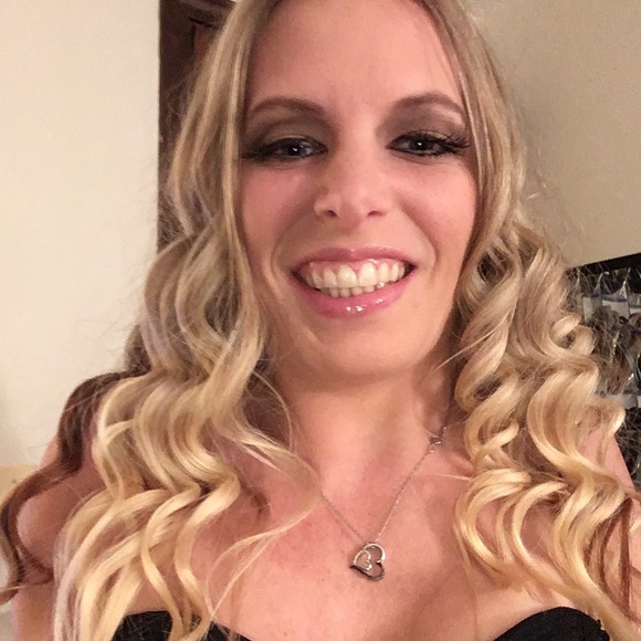 Meet your Posher, Melissa Ambassador of Poshmark💕 - Picture 2 of 8